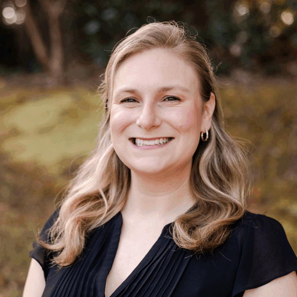 Headshot of Elizabeth Hope