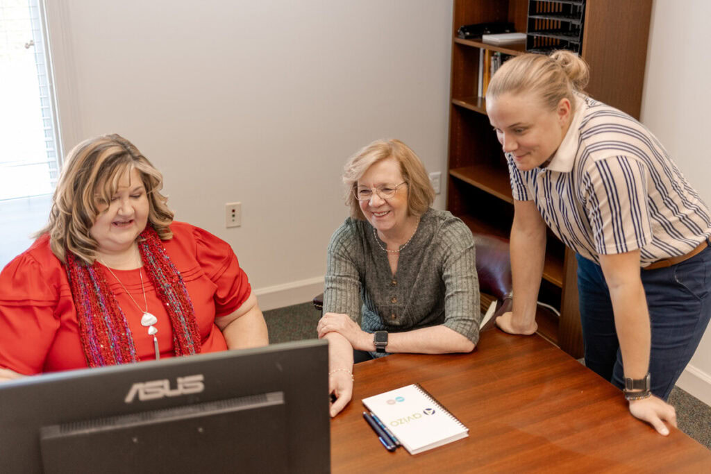 Three Avizo employees train on software